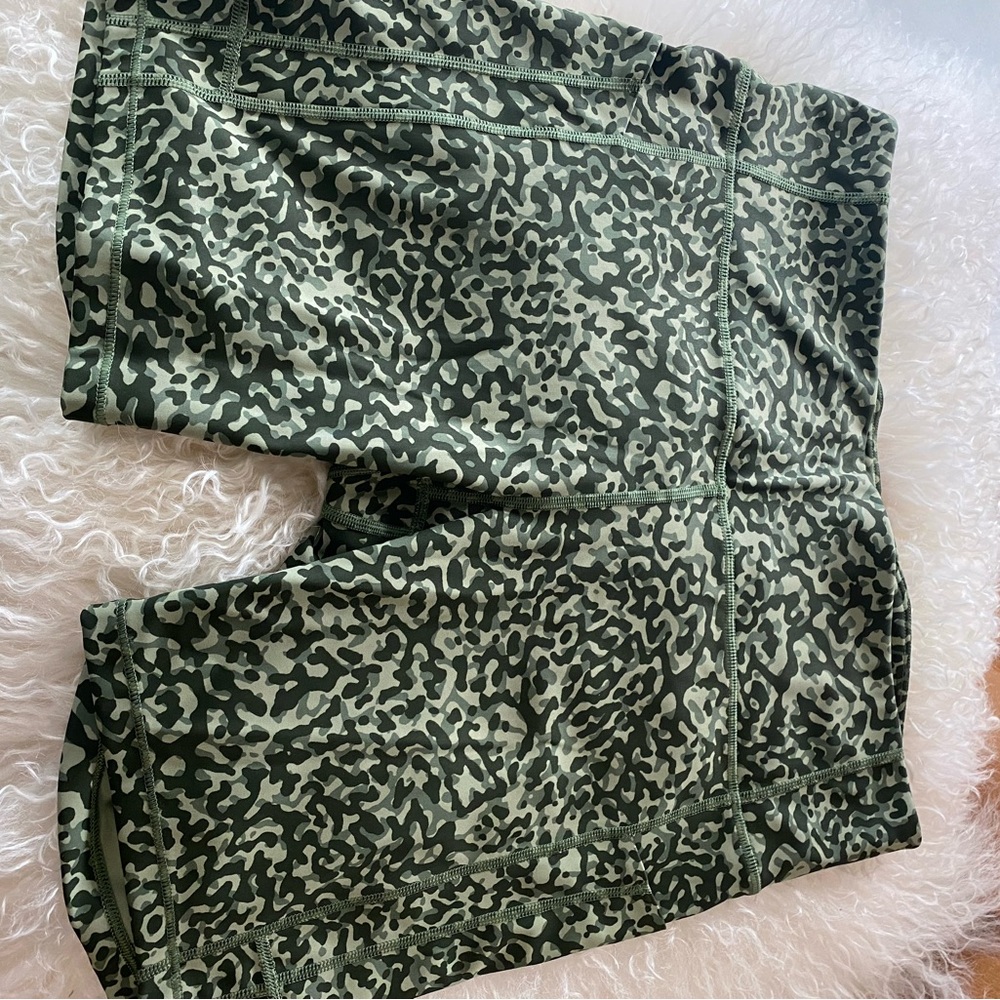 ATHLETA woman’s workout shorts with 2 pockets for cellphone, money, etc.